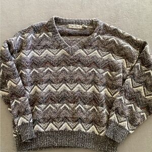 VTG-Bugle  Boy v neck sweater -SZ L
Pit to pit 23”
Length 23”
Sleeve 20”